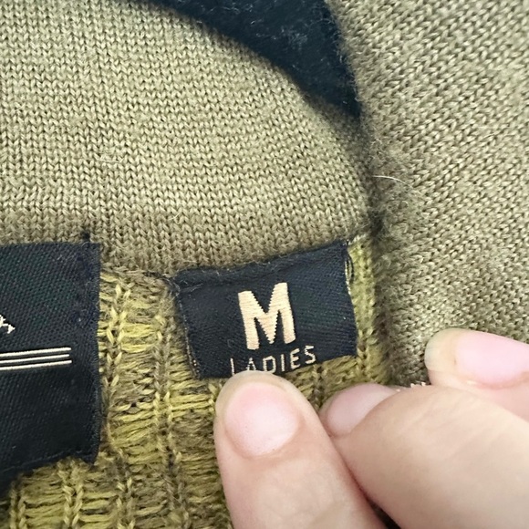 Obermeyer Signature Olive Knit 1/4 Zip Sweater Wool Blend  Snowflakes medium - Picture 3 of 4